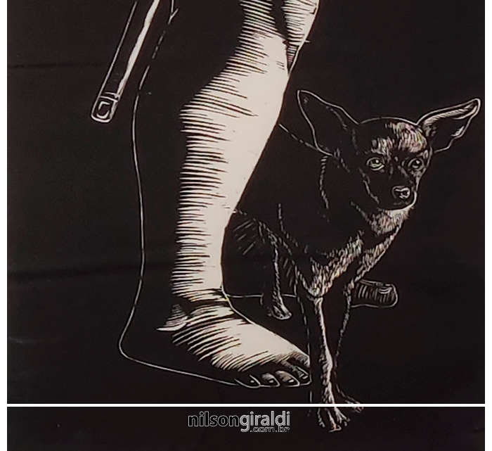 Detalhe da obra Regina, 2017. Uma perna humana ladeada por um cão. Xilogravura impressa em algodão cru com tinta tipográfica. Obra de Luisa Almeida.