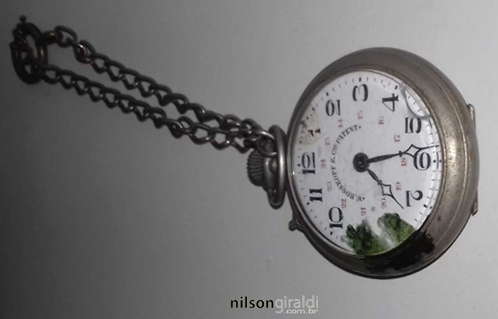 Imagem de antigo relógio de bolso da marca Roskopf.