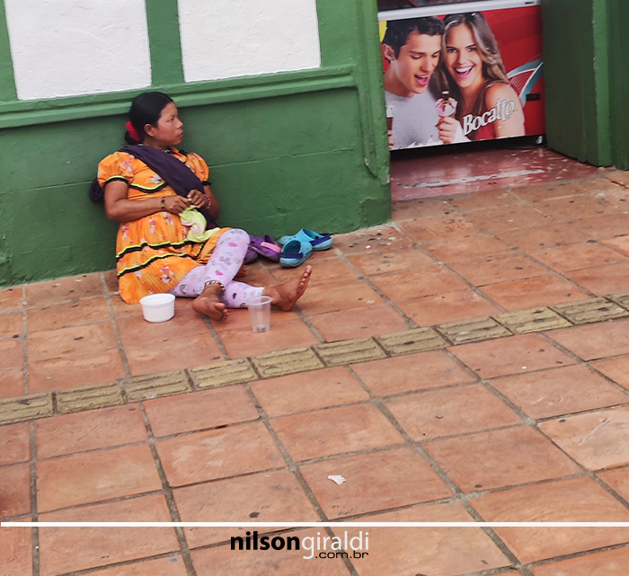 Mulher da etnia Emberá mendigando, Colômbia