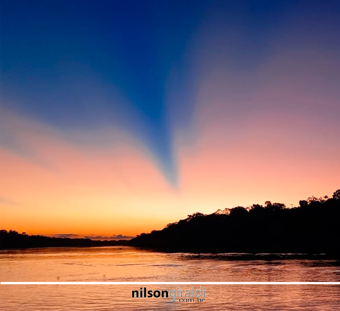 foto do céu ao anoitecer no rio Purus, Lábrea, AM, jun24.